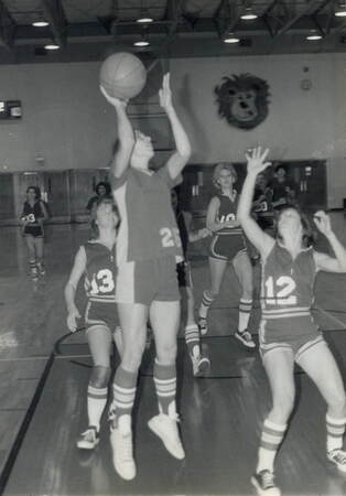 1977-1978 Women's Basketball #5